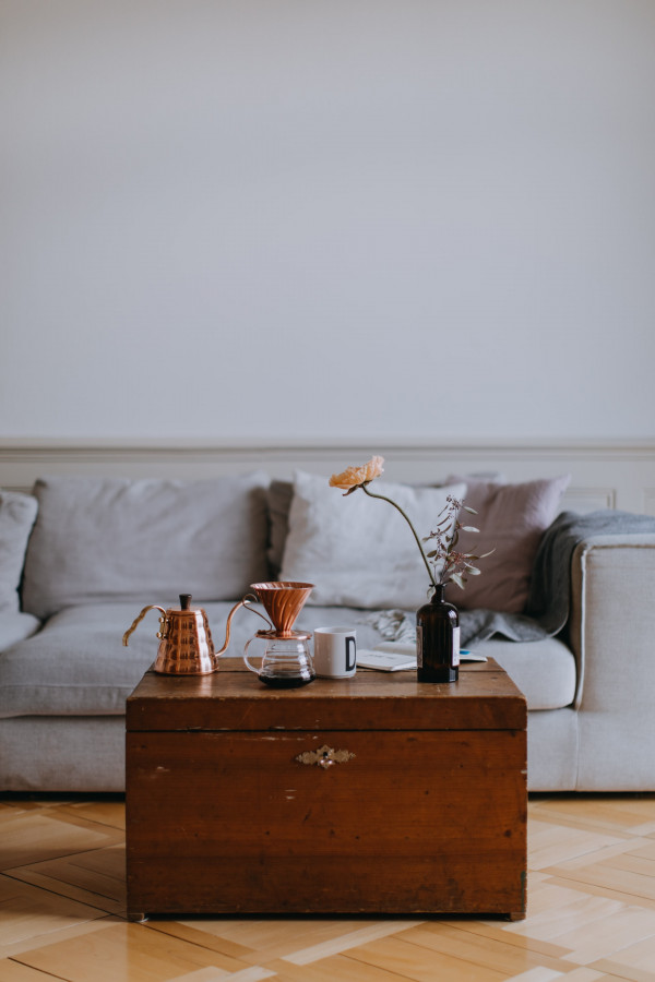 Die Truhe kann auch als Couchtisch mit riesigem Stauraum dienen – Sie können darin alle Dinge unterbringen, die noch herumliegen.