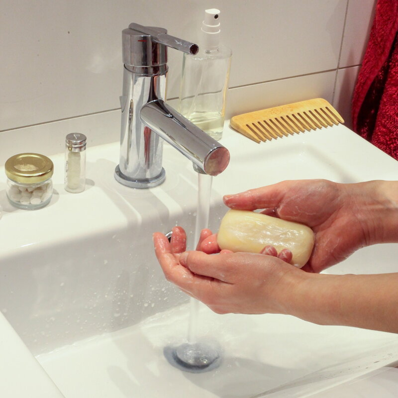 So reinigen Sie einen Badezimmerabfluss